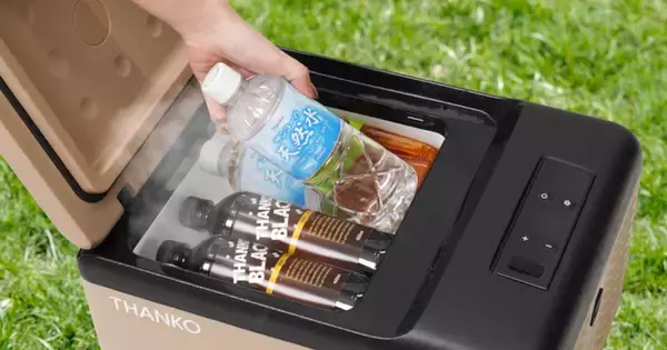 サンコー、ドライブやキャンプに便利な「どこでもミニ冷凍庫9L」新色 - スマホ充電機能も搭載