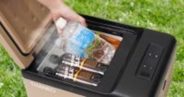 サンコー、ドライブやキャンプに便利な「どこでもミニ冷凍庫9L」新色 - スマホ充電機能も搭載