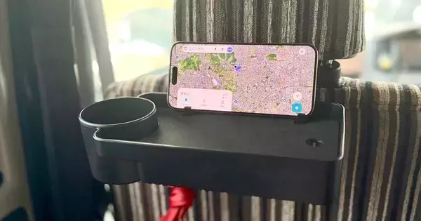 【ダイソー】550円の後席トレイを試す - シートとスマホケースに相性問題アリ
