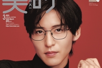 Snow Man目黒蓮、メガネ姿で知的な眼差し　赤シャツまとったワイルドな姿も