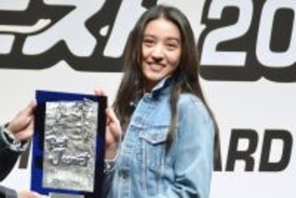 Koki,美スタイル際立つデニムコーデで魅了　ベストジーニスト受賞「とても光栄」