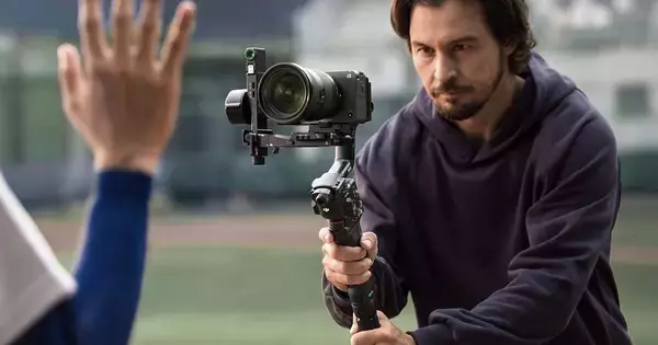 DJI、被写体追従性能を高めたカメラスタビライザー「RS 5」