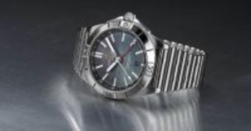 ブライトリング「クロノマット GMT 40」日本限定モデル、ブラックマザーオブパールのダイヤルをたたえた特別仕様