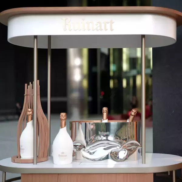 ルイナールのシャンパン×現代アートを愛でる、期間限定のイベントが港区で開催