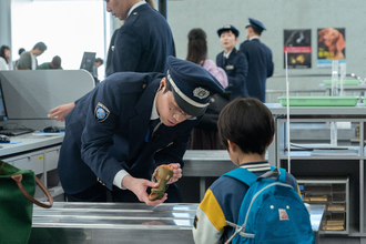 「やばいね!」「賢いな～」二児の母が子どものおもちゃやオムツの中に金を忍ばせ… 映画『マジカル・シークレット・ツアー』本編映像