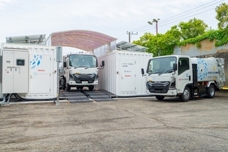 はたらくクルマも脱炭素化! いすゞと横浜市がバッテリー交換式EVごみ収集車の実証実験を開始