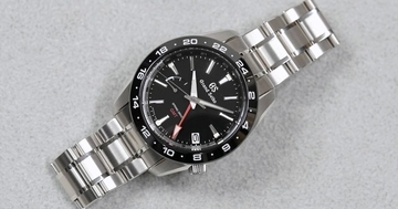 グランドセイコー「SBGE253」- 赤いGMT針が映える、日常と旅を行き来する実用派スポーツモデル