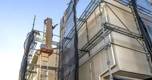 イラン情勢が外壁塗装に影響…資材不足で工期調整が必要なケースも