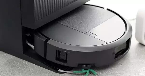 アイロボット、日本の住環境に合わせた小型＆薄型ルンバ「Roomba Plus 515 Combo」