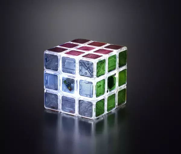 光の中でそろえろ! 制限時間バトルも楽しめる「ルービックキューブフラッシュ」発売
