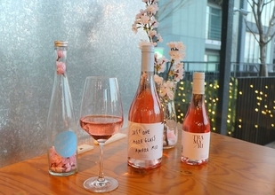お花見シーズンにぴったり！美しく輝く桜色ロゼワイン「Tramari」と相性抜群のマリアージュメニューを紹介