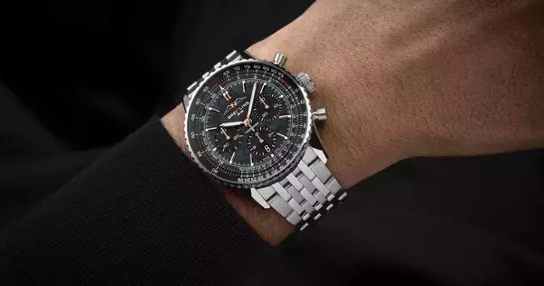 日本限定モデルはブラックマザーオブパールの神秘的なダイヤル - ブライトリング「ナビタイマー B01 クロノグラフ 43 ジャパン エディション」