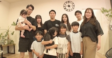 11人家族の14歳差夫婦、ラブラブぶりを子どもたちが証言「ママとパパで2人でお風呂に入る」「なんかずっとくっついとる」
