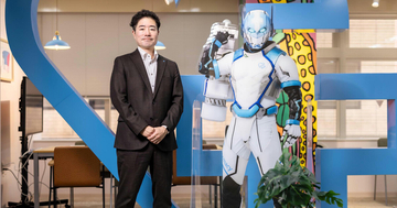 「社長がヒーローに変身」120年続く老舗薬局が掲げる、“面白く、目立ち続ける”経営の狙いとは