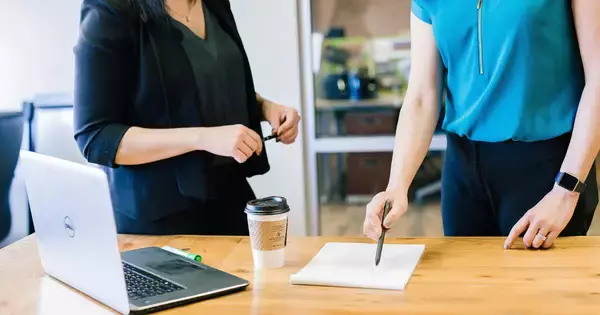 嫌われる上司と好かれる上司、差がつく一言 第1回 「君のやり方でやってみて」はZ世代社員に嫌われる――信頼される上司は何と伝える?