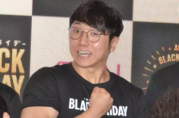 「筋肉すごい」と話題! コロチキ西野、Tシャツ姿でムキムキの二の腕が際立つ