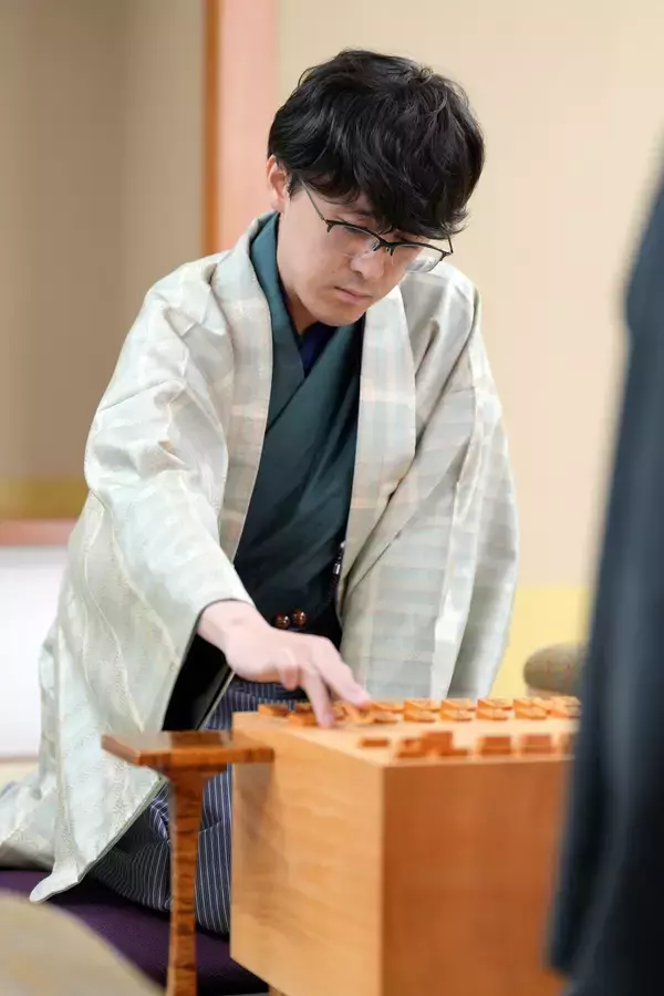 攻めさせて勝つ王道将棋　伊藤叡王が斎藤八段の矢倉を完封で３連覇に王手　第11期叡王戦五番勝負第２局