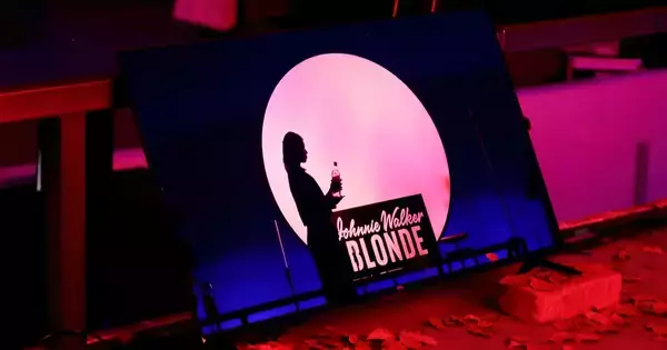 “割って楽しむ”ジョニーウォーカー「ブロンド」登場! 麻布台ヒルズで一杯500円のイベント開催