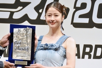 松本若菜、お腹もチラリ　美肌のぞくデニム衣装は授賞式のために作られた“特別な一着”