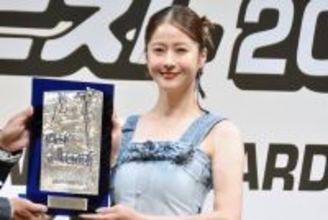 松本若菜、お腹もチラリ　美肌のぞくデニム衣装は授賞式のために作られた“特別な一着”