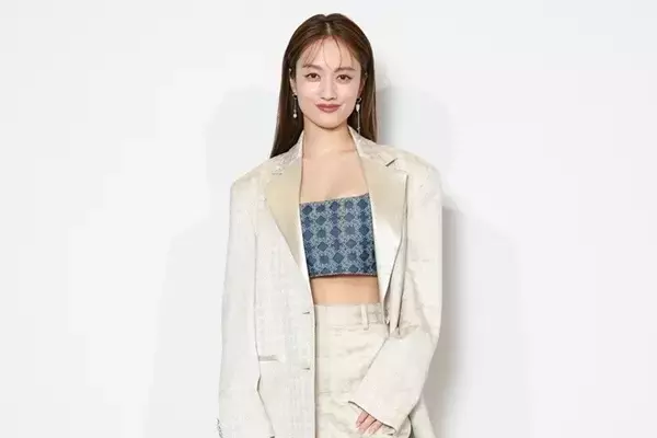 谷まりあ、美肌輝くラグジュアリー×カジュアルコーデで登場