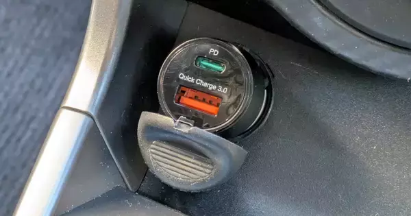 【ダイソー】車で移動中にスマホ充電！ 550円のカーチャージャーを買った