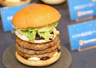 【実食レポ】ゼッテリアの“月見”が今年も登場! 肉厚「絶品月見バーガー」に朝限定マフィンも