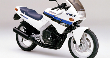 バイクのクイズ 第64回 打倒フェーザー! 80年代の4スト250cc戦国時代に本気のホンダが放った刺客とは?