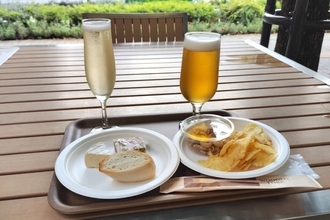 1000円くらいで1杯飲んで帰りたい 第14回 【イオンリカー】タワマンを望むテラス席で優雅にちょい飲み! ワインもビールもおつまみセットが驚きのコスパだった