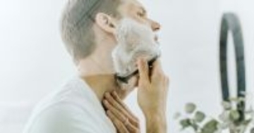 毎日のひげ剃りが肌を老けさせる? 皮膚科医が教える“肌を守る習慣”