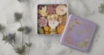 缶を開けると小鳥とリスがお茶会。「万平ホテルフラワークッキー缶・冬」が発売