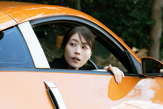 有村架純、溜め込んだ本音をぶちまけ、高級車を奪って田舎道を爆走――映画『マジカル・シークレット・ツアー』本編映像&amp;場面写真