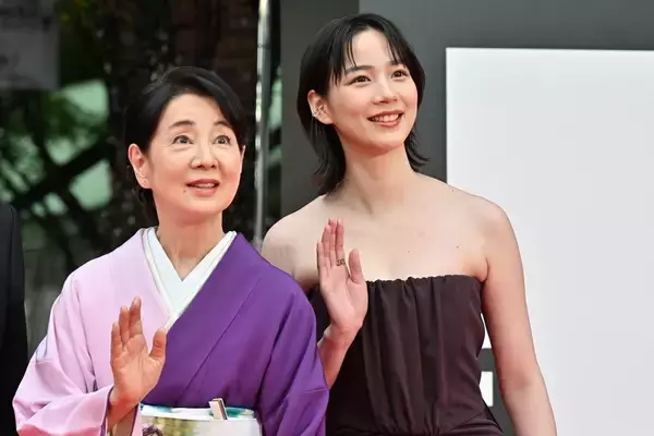 のん、デコルテ＆美背中あらわなドレスで魅了　吉永小百合らとTIFFレッドカーペット登場