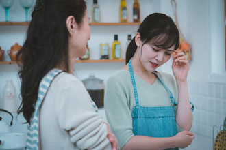 「結婚しなければ一人前ではない」お盆の帰省で親・親戚から飛んでくる“結婚への口出し”にモヤモヤ
