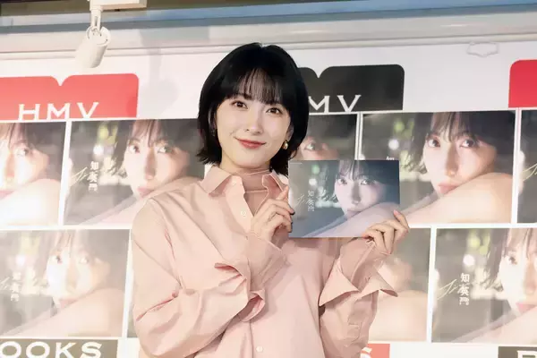 KARA知英、美脚際立つミニスカで登場　カレンダーの“珍しい写真”とは「いろんな私を見て欲しい」