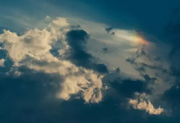 「虹色の雲が示す幸運のメッセージ7選」の画像