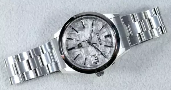 ザ・シチズン「AQ4100-57B」- 鷲が羽ばたく文字板、年差±5秒の高精度モデル