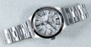 ザ・シチズン「AQ4100-57B」- 鷲が羽ばたく文字板、年差±5秒の高精度モデル