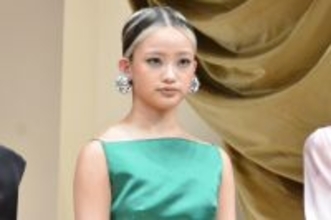 HANA・YURI、美脚際立つミニドレスで魅了　お気に入りポイントは「シンプルなのにゴージャス」