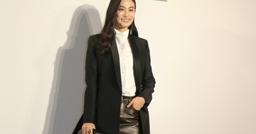 八木莉可子、レザーミニ丈スカートから輝く美脚を大胆披露　驚きのバレンタインの渡し方「あえて…」