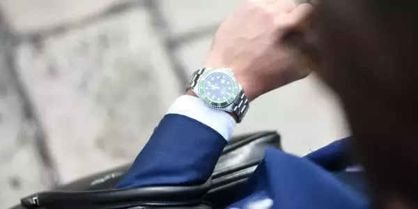 商談やスーツに合わせて使い分け。時計愛好家が語る「複数所有」のメリットとは