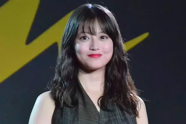 今田美桜、美背中あらわなドレスで授賞式登壇　朝ドラ回顧「とても素敵な1年間を」