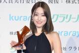 「“120点”の圧巻美脚を披露! 高橋ひかる、2度目の美脚大賞に喜び「母にも感謝を」」の画像1