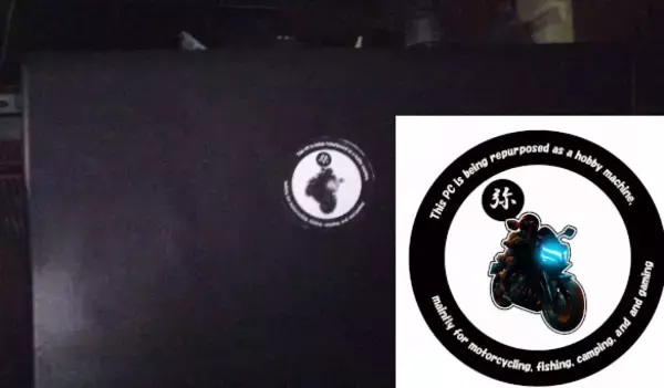 「AIで"自作ステッカー"も超簡単！型落ちノートPC再活用の旗印に専用ステッカーを創る」の画像