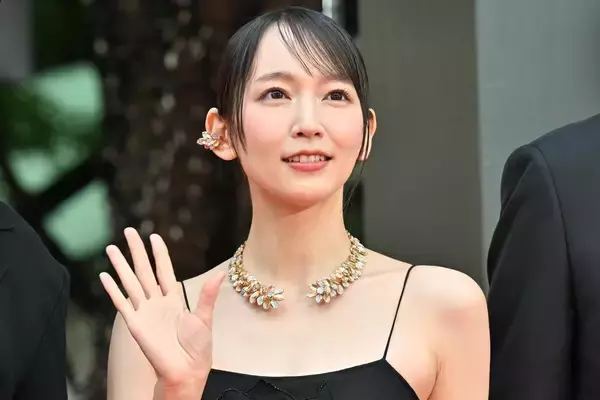 吉岡里帆、デコルテ輝くキャミドレス姿で魅了　TIFFレッドカーペットでファンサービスも