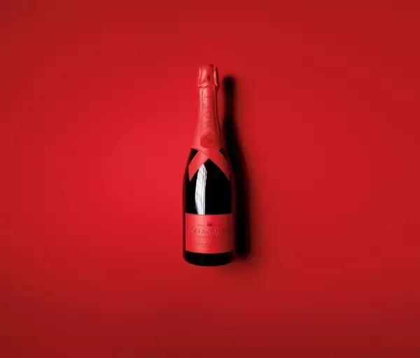 今年のホリデーシーズン、モエ・エ・シャンドンは世界中を「赤」で彩る