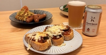 パンから生まれた白ビールテイストの発泡酒「ベアレン醸造所×浅野屋 Bread Weizen」をソーセージや夏野菜と一緒に楽しんでみた