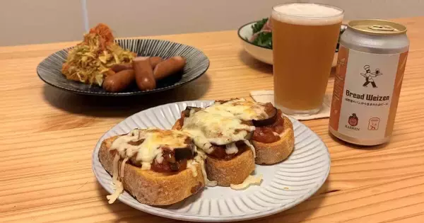 パンから生まれた白ビールテイストの発泡酒「ベアレン醸造所×浅野屋 Bread Weizen」をソーセージや夏野菜と一緒に楽しんでみた