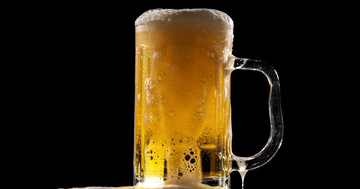 お酒は血圧を下げるのか、上げるのか──医師が出した"条件付き"の答え