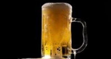 お酒は血圧を下げるのか、上げるのか──医師が出した"条件付き"の答え